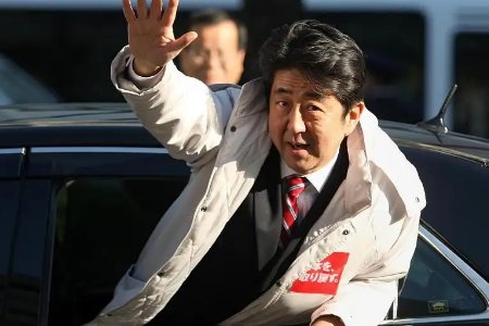 安倍中枪最新近景画面被曝：第一枪后愣了一秒，为何没有引起警惕？