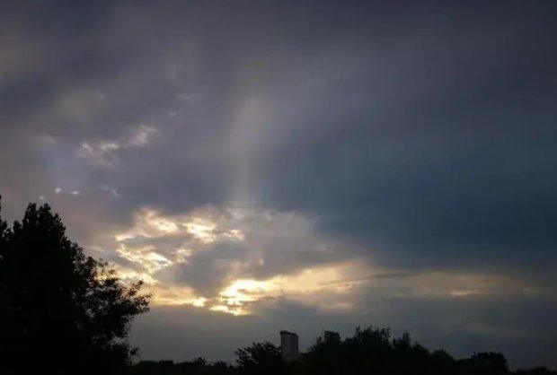 处暑时节, 民间有“七月八月看巧 云”之说, “巧云”是指哪种云