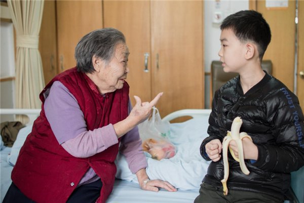 4个月没见孙子，儿媳偷偷带孙子到三亚偶遇爷爷奶奶，隔辈亲究竟有多亲？