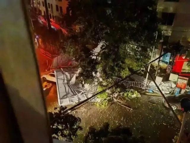 上海遭遇大风暴雨有方舱严重漏雨,有关部门采取了哪些救援措施?