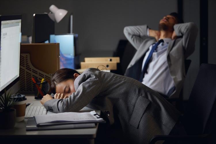 一28岁短视频平台的工程师在冬夜离世了，致其死亡的原因是什么？