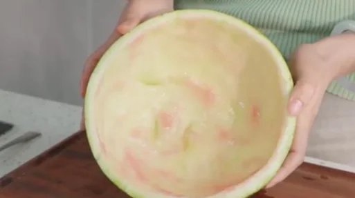 懒到极致！女子为不洗碗用西瓜皮装饭，口味不会有所改变吗？