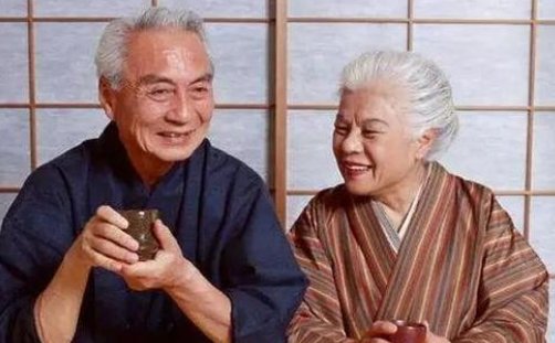 浙江最长寿老人清代出生，50岁仍生子，为何网友说她长寿和男人有关？