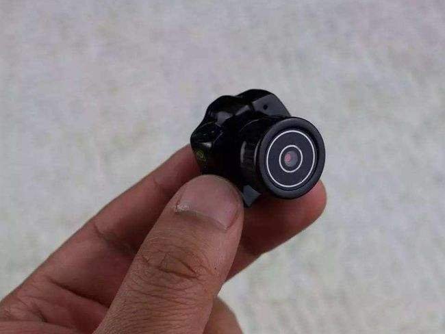 江苏一浴室更衣室内藏有摄像头，究竟是谁放进去的？