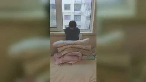 山西萌娃蹭姐姐的英语课,在窗台上飙英语,这一幕遭到了网友怎样的调侃?
