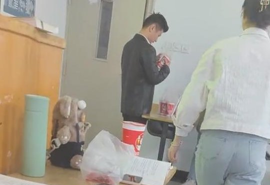 安徽一高校新婚老师课上发奶茶，点名发现有学生逃课，当时有何反应？