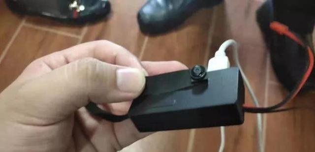 江苏一浴室更衣室内藏有摄像头，究竟是谁放进去的？