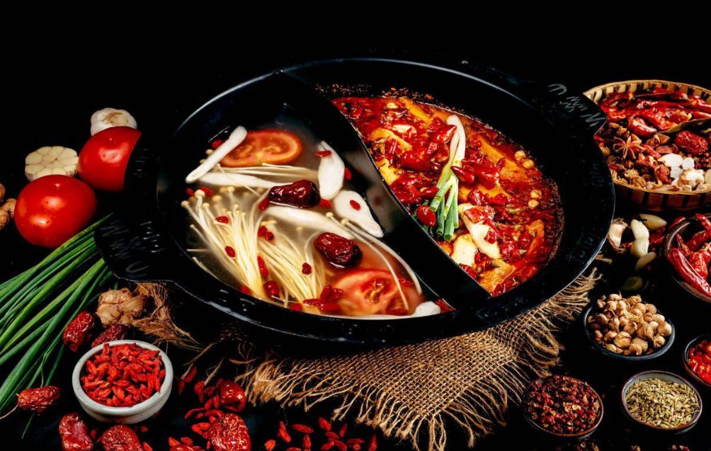 红油火锅通常比清汤火锅水开得更快,这主要因为?