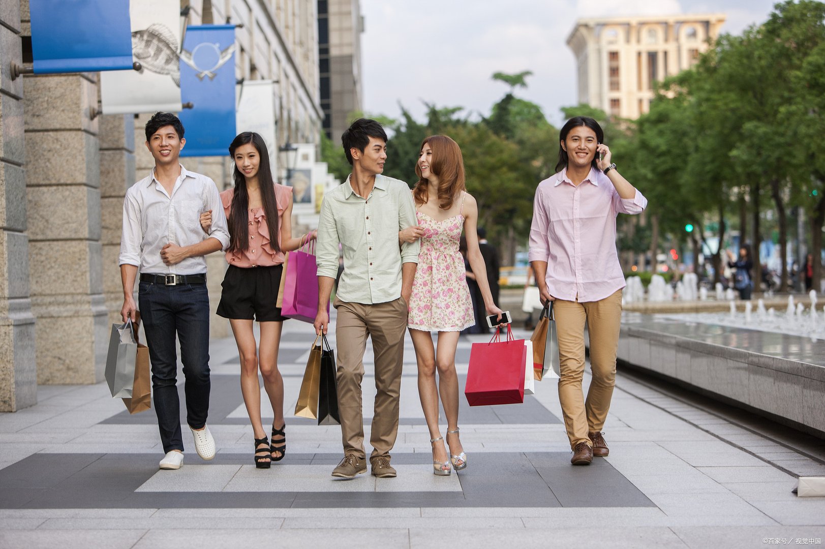 在街上发现前面一位女士衣服破了洞，大家认为要不要上前提醒她呢？