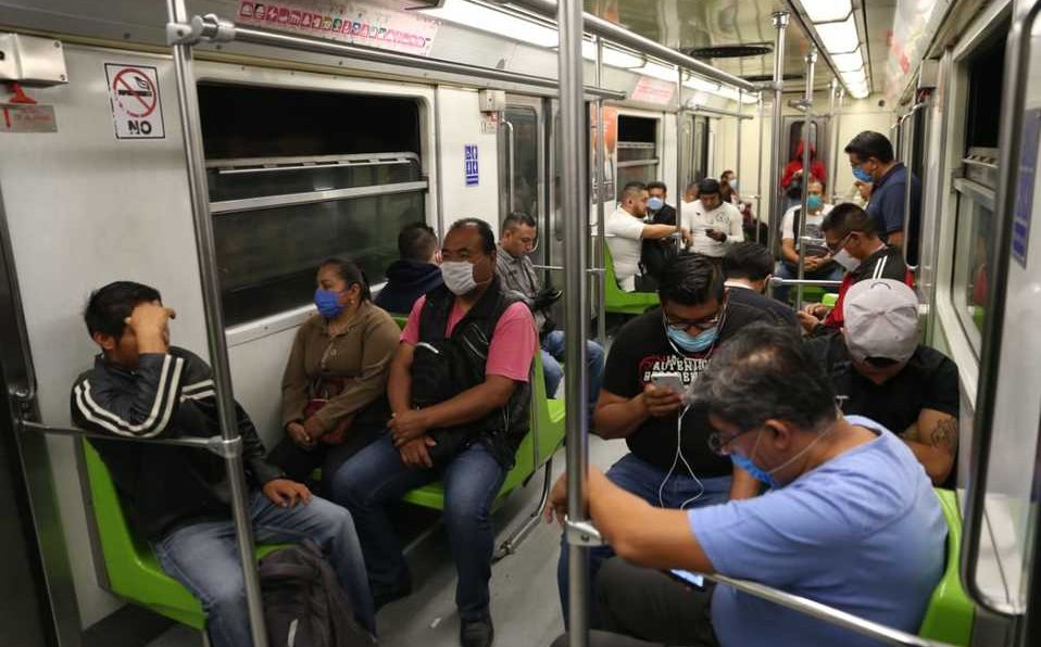 南昌一女孩坐地铁没戴口罩被俩大爷骂哭，在这件事中是谁错了呢？