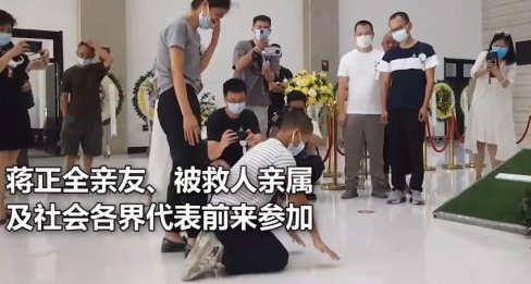 江苏一救5人英雄举行告别式,7岁儿子偷偷抹泪,如何评价他的行为?