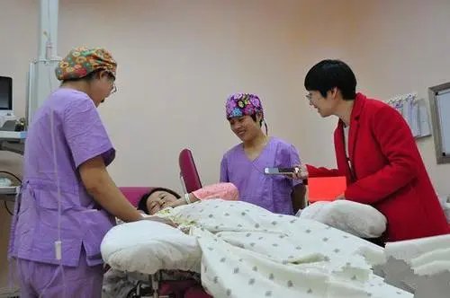 四川一产妇医院门口生孩子，为何没有进入到医院生产？