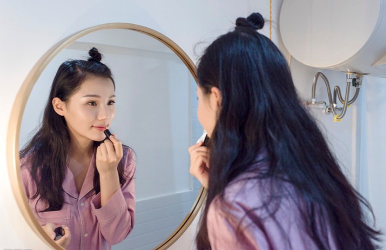 上海一女子化妆太浓高铁人脸识别认不出，这是有效化妆的天花板吗