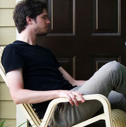 为什么女生坐在男生的肩膀上会叫？