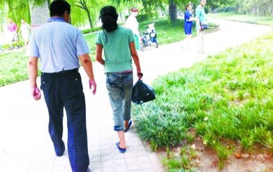 江西夫妻来沪看病后流浪街头哽咽受访，他们的遭遇为何让人潸然泪下？