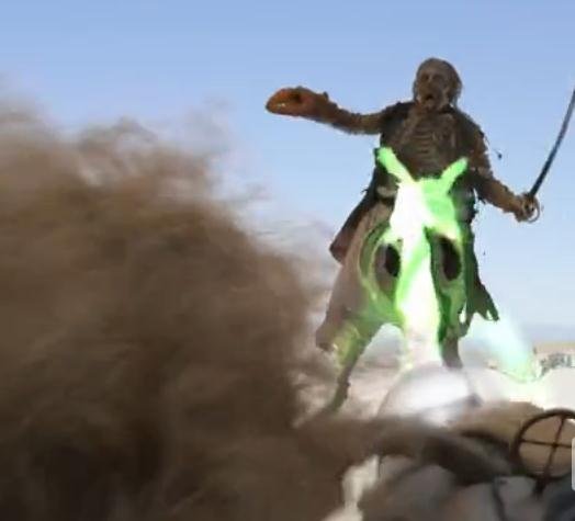 好像是美国的一部电影，人在沙滩上玩，然后水里出来了一只像鲨鱼一样的巨人，然后那个巨人拔出来一把剑，