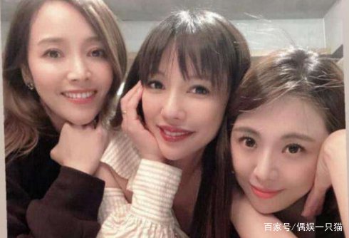 李靓蕾晒照为闺蜜侯佩岑庆生,她的状态如何?