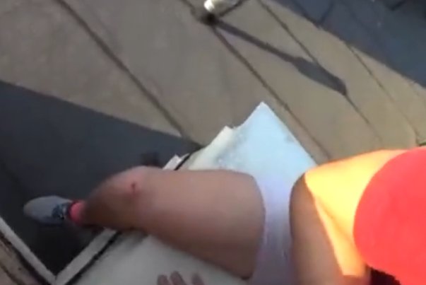 俄罗斯男子在房顶极限跑酷突然脚滑，他究竟是如何死里逃生的？