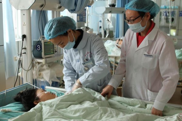 扬州一医院为18岁喝农药女孩垫付十万元，该女孩的家庭背景有何特殊之处？