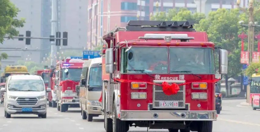 重庆市民欢送消防员,猛塞饮料西瓜!从市民的举动中体现出了什么?