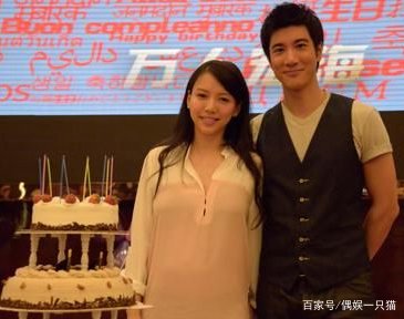 李靓蕾晒照为闺蜜侯佩岑庆生,她的状态如何?