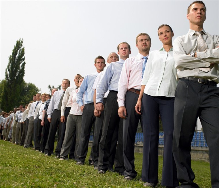 德中产家庭排7小时队领免费的救济粮,何以沦落至此?