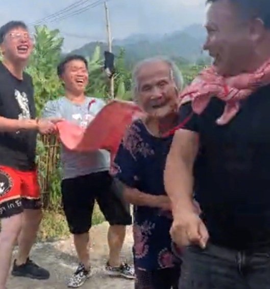 你如何看待江西百岁老人被孙子捧成全县网红这件事?