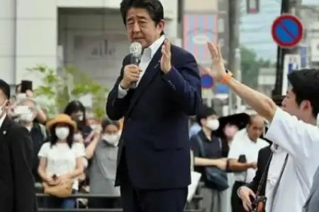 安倍中枪最新近景画面被曝：第一枪后愣了一秒，为何没有引起警惕？