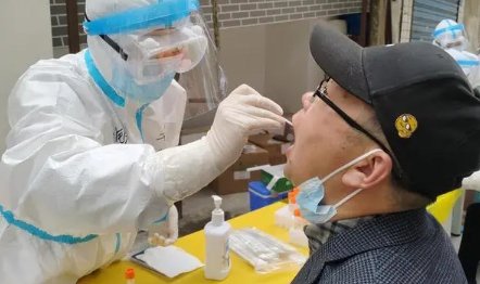 成都市民做核酸，发现是3天后生产的采样棉签！这是咋回事？