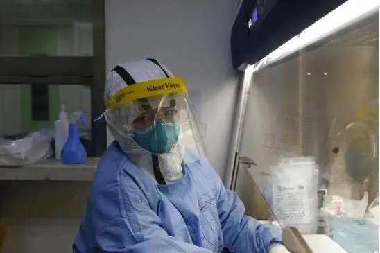 核酸检测员的日薪已达上千元，为何却还是“一人难求”？