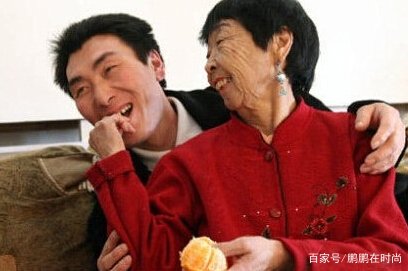 60岁老太婆马玉琴,去医院做拉皮手术,嫁给25岁小伙后来怎样了?