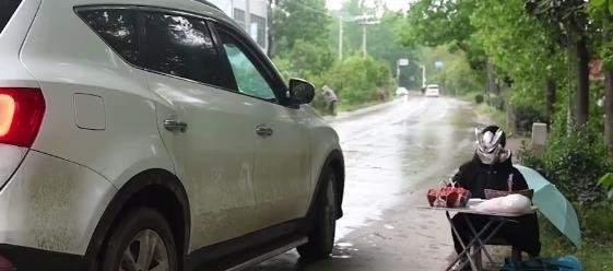 河南小男孩戴“奥特曼”面具路边卖樱桃,背后到底有什么原因?