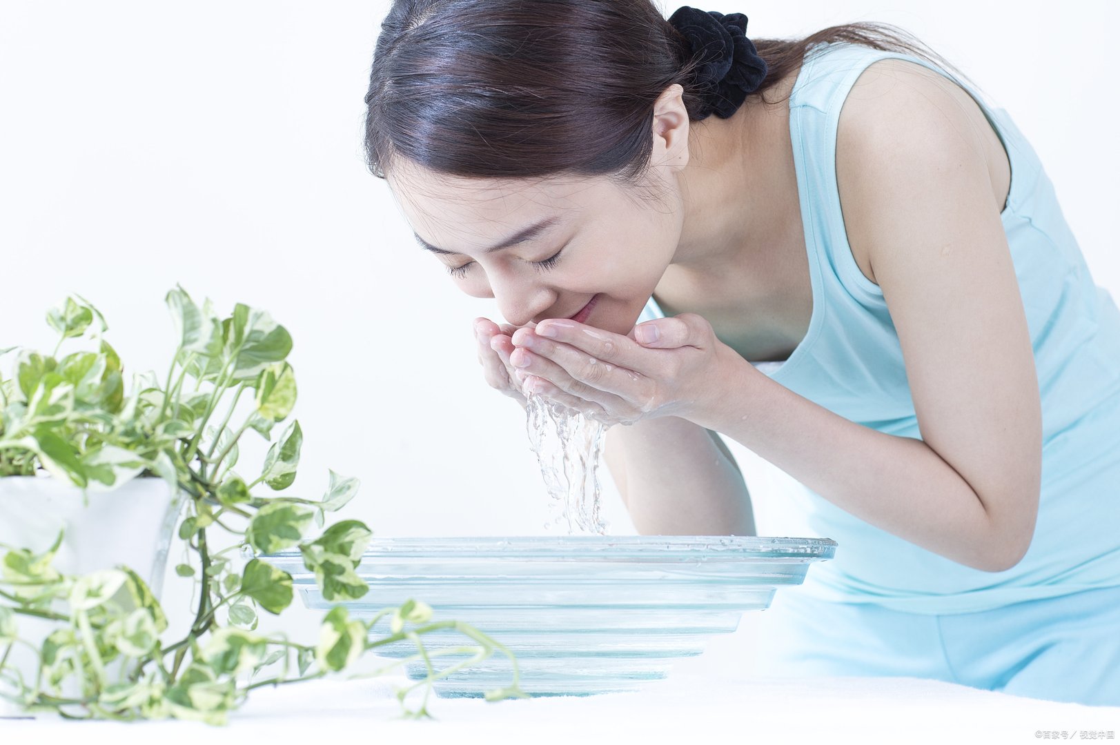 洗面奶洗脸首先洗哪个部位呢?洗面奶在脸上洗多久才正确呢?