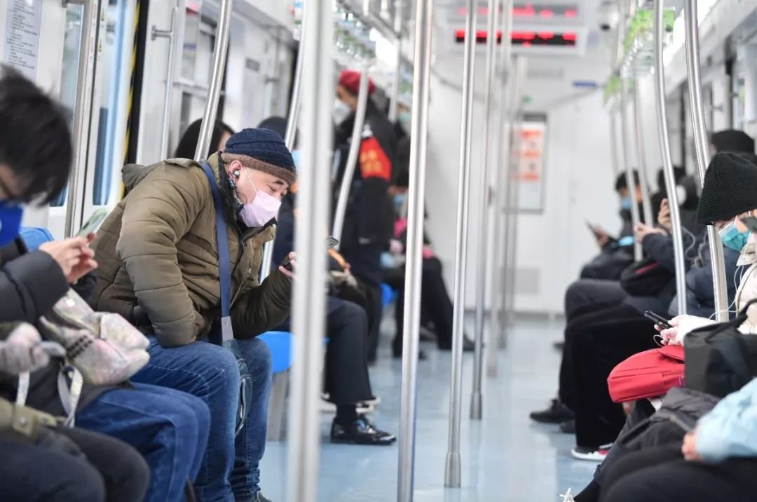 南昌一女孩坐地铁没戴口罩被俩大爷骂哭,在这件事中是谁错了呢?