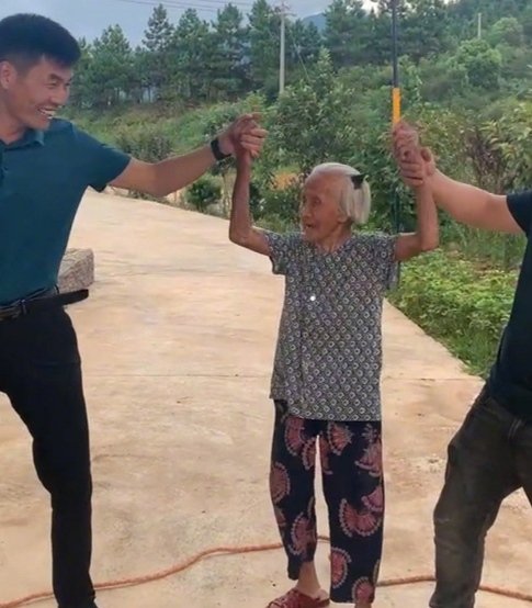 你如何看待江西百岁老人被孙子捧成全县网红这件事?