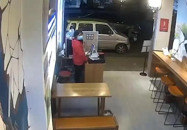 成都一餐馆的情侣员工上班秀恩爱被老板罚结婚,你如何看待老板这一行为?