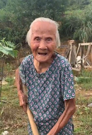 你如何看待江西百岁老人被孙子捧成全县网红这件事?