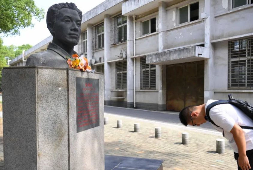 父亲因公殉职,儿子考入父亲母校!其子为何选择这所学校?