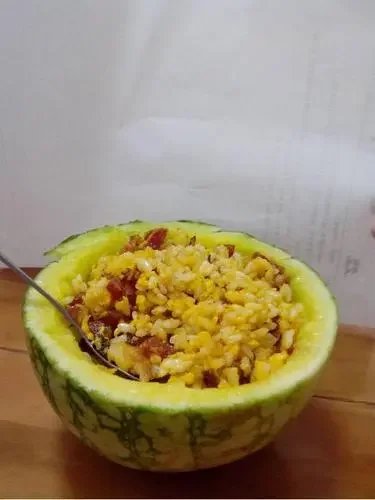 懒到极致！女子为不洗碗用西瓜皮装饭，口味不会有所改变吗？