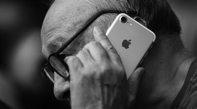 女孩用苹果手机遭大爷尾随并当众辱骂，你觉得女孩该怎么办？