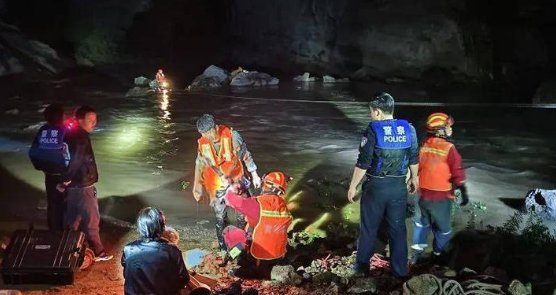 贵州情侣带三只狗溶洞露营，遇暴雨洞内水位上涨被困，最终是如何脱困的？