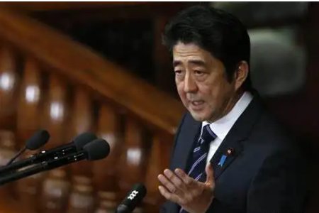 安倍中枪最新近景画面被曝：第一枪后愣了一秒，为何没有引起警惕？