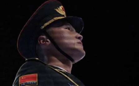 闭幕式旗手脸上挂着泪痕,他们的眼神有多坚定?