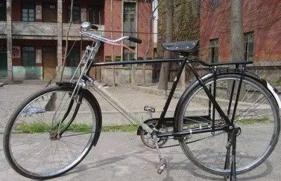 羡慕父辈纯朴爱情！90后新人定制二八大杠做婚车，这场婚礼有何意义？