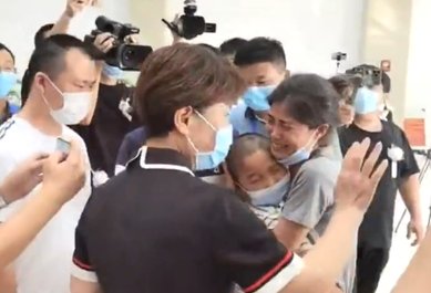 江苏一救5人英雄举行告别式,7岁儿子偷偷抹泪,如何评价他的行为?