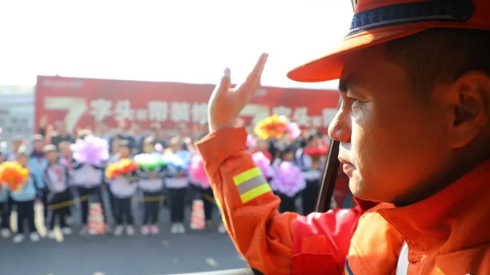 重庆市民欢送消防员,猛塞饮料西瓜!从市民的举动中体现出了什么?