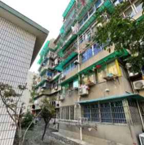 镇江一女子失足5楼掉下挂在3楼雨棚，当时场面有多惊险？