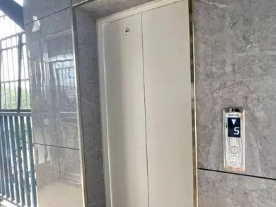 河南郑州：女子用脚按电梯，被物业配诗警示，事情的前因后果是怎样的？