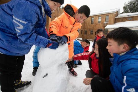 同学们玩雪的场景描写