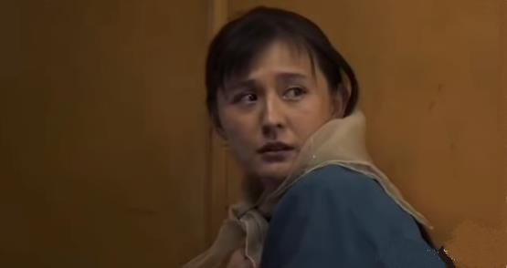 热依扎自曝身上带有吸奶器，为赶时间边走路边吸奶，网友对此是如何评价的？